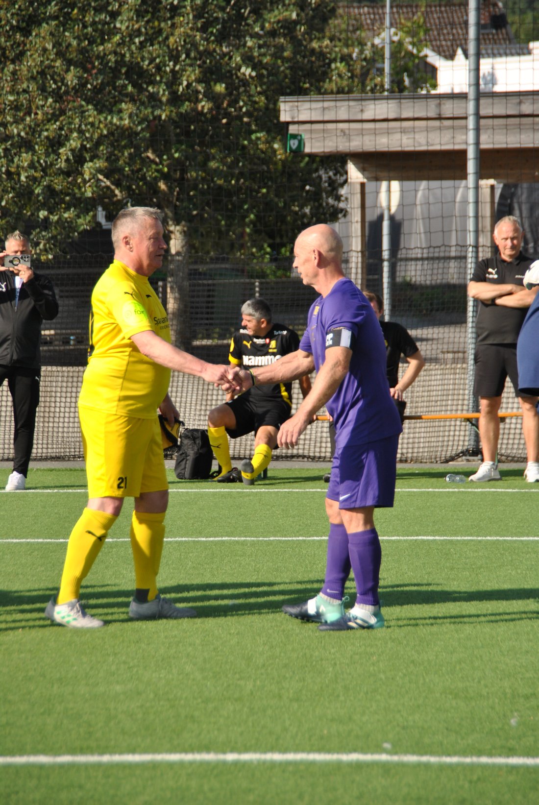 Bodø/Glimt sin kaptein hilser på FKFs kaptein